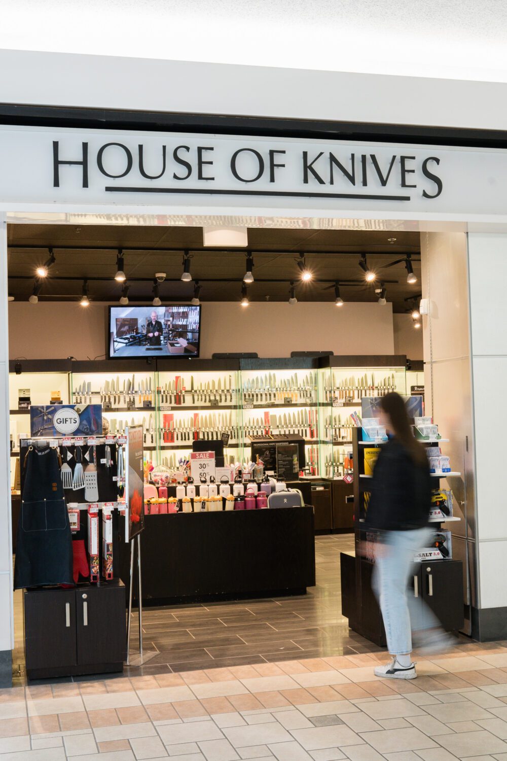 Exterior storefront of House of Knives at Aberdeen Mall, showing knife displays and kitchen accessories inside the shop.